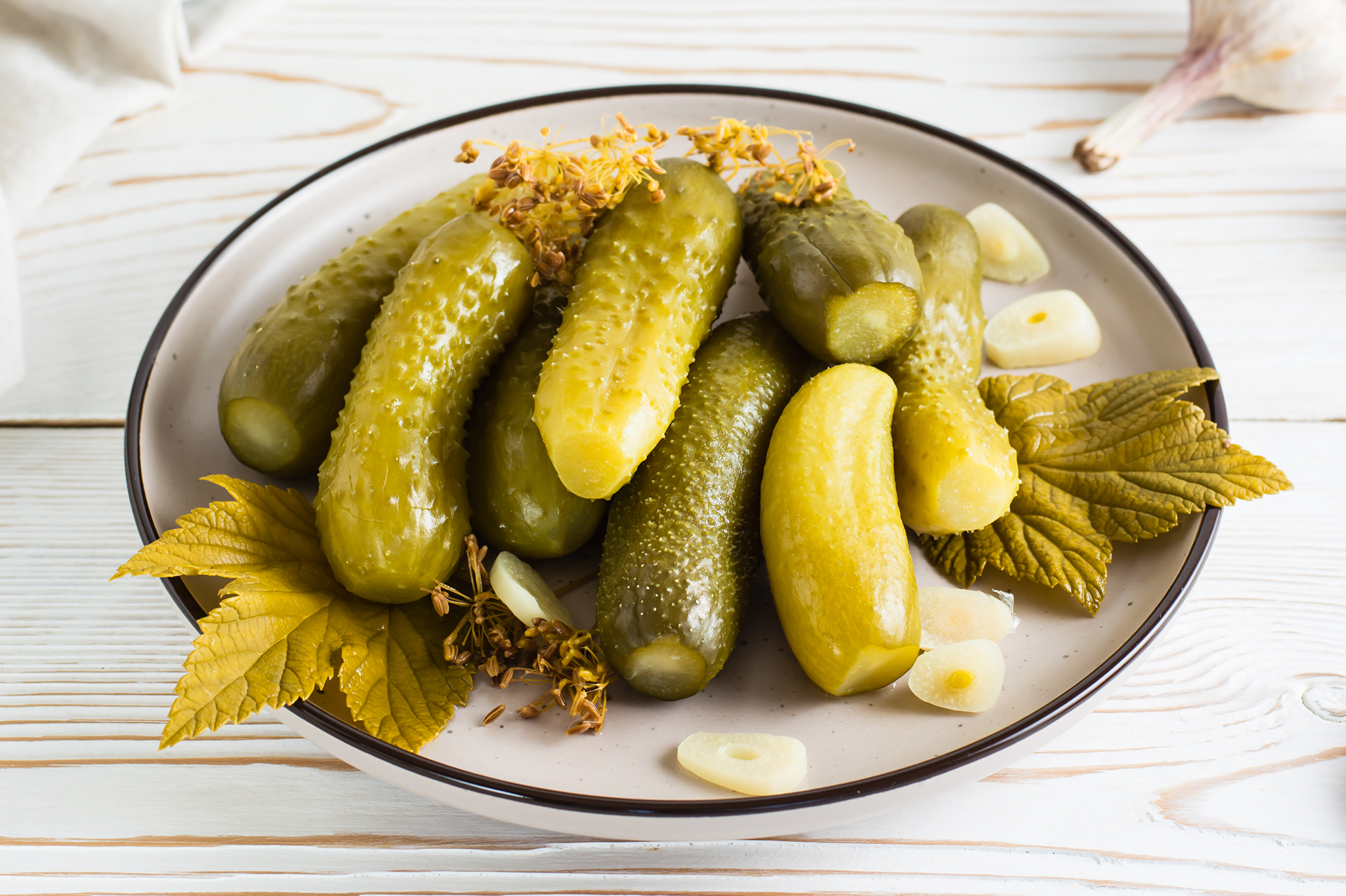 Крупный план хрустящего солёного огурца, разрезанного на половинки