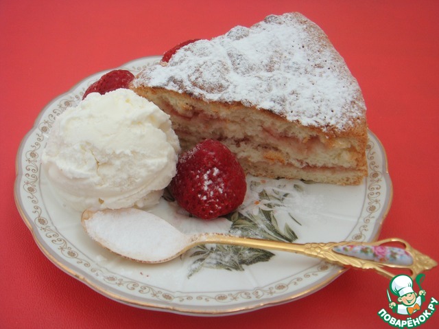 Пирог на блюде, присыпанный сахарной пудрой с шариком мороженого рядом