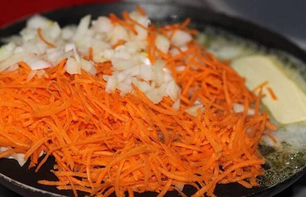 Лук и морковь, пассеруемые в растительном масле в глубокой посуде