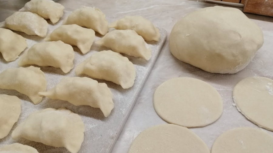 Месение теста для вареников до эластичной консистенции