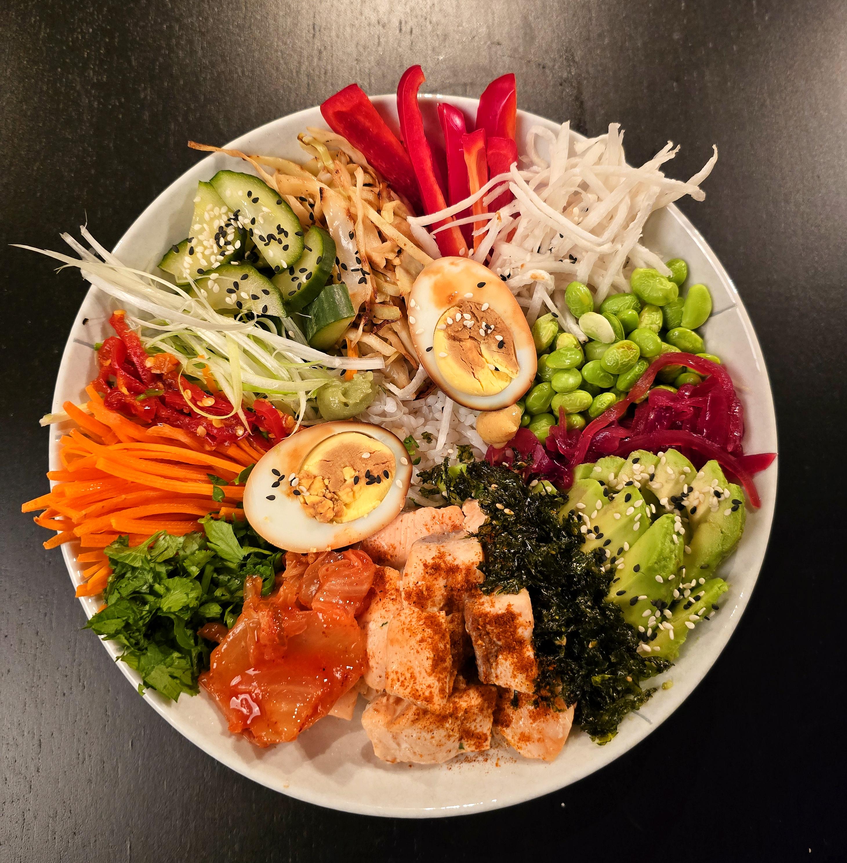 Посыпка обжаренным кунжутом и зеленым луком на поке-боуле.