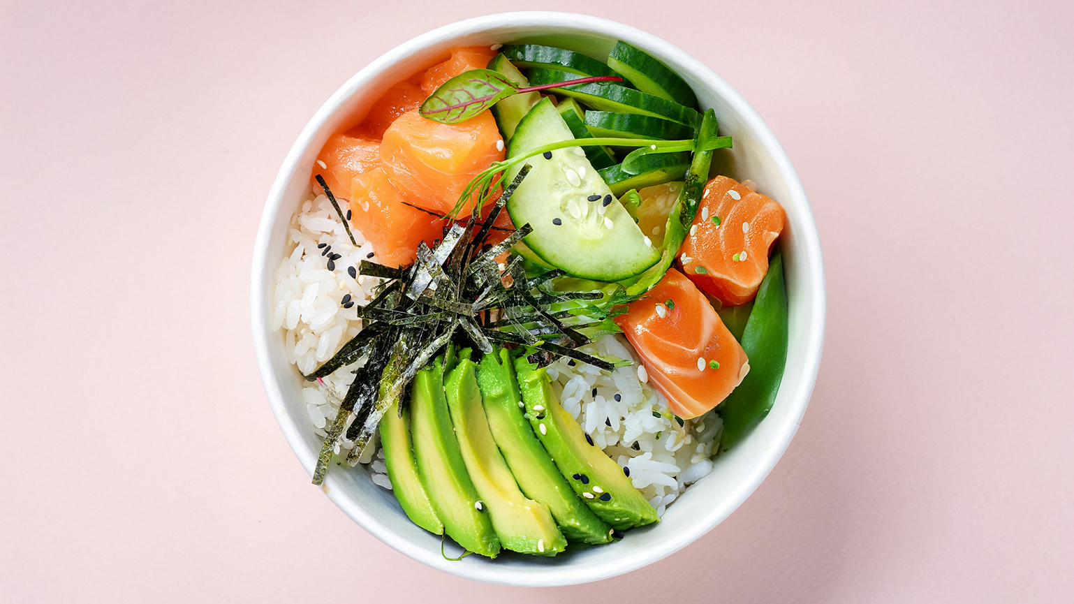 Поке-боул с лососем и авокадо